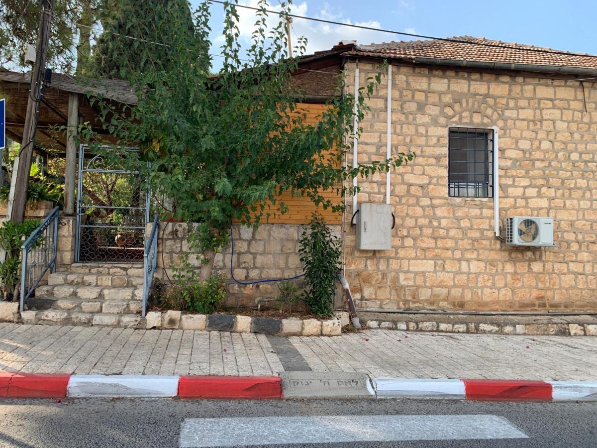 בית האבן העתיק מ-1885 עם מגונית פרטית בחצר Rosh Pinna Exterior photo
