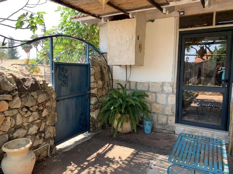 בית האבן העתיק מ-1885 עם מגונית פרטית בחצר Rosh Pinna Exterior photo